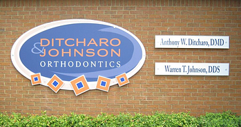 Outdoor dimensional logo business wall sign