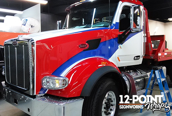 Peterbilt rollback truck with custom graphics for Forklift Systems. 12-Point SignWorks - Franklin, TN