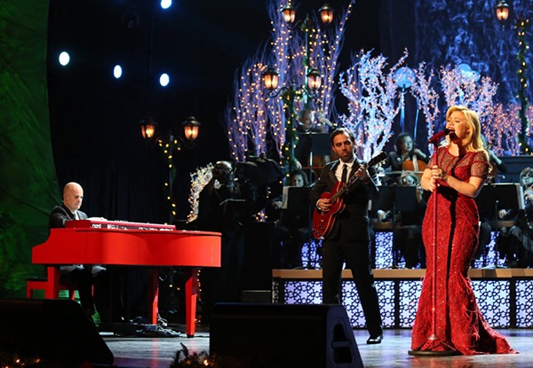 Photo of the red piano during the Kelly Clarkson Christmas special - courtesy of Done+Dusted. 12-Point SignWorks