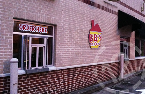 The window graphics and dimensional sign for BB's Bar-B-Q in Hendersonville, TN. 12-Point SignWorks